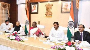 రాష్ట్ర‌ప‌తి ద్రౌపదీ ముర్ము పై సీఎం జగన్ ప్రశంసలు - ఆత్మీయ సన్మానం..!!