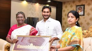 రాష్ట్రపతి ద్రౌపది ముర్ముకు వైఎస్ భారతి చిరు కానుక..!!