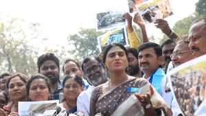 వైఎస్ షర్మిల సీఎం కేసీఆర్ ను తాలిబన్ అంటే గవర్నర్ తమిళిసై సమర్ధిస్తారా!!