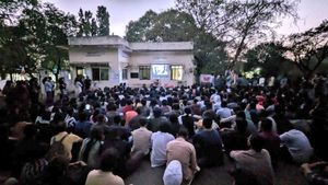 హెచ్‌సీయూలో ఉద్రిక్తత: పోటాపోటీగా ప్రదర్శనలు, భారీగా చేరుకున్న పోలీసులు