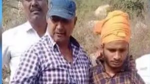  ఇద్దరు కానిస్టేబుళ్లపై తల్వార్‌తో దాడి చేసిన యువకుడు, అరెస్ట్
