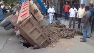 మరోసారి హైదరాబాద్‌లో కుంగిన రోడ్డు: గుంతలోకి టిప్పర్, ముగ్గురికి గాయాలు