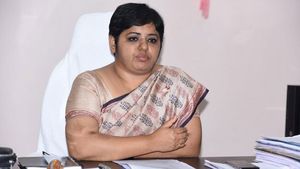 15 మంది ఐఏఎస్ అధికారుల బదిలీ: మహిళా శిశు సంక్షేమ శాఖ కమిషనర్‌గా భారతి