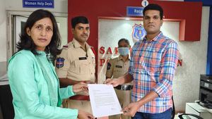 గవర్నర్ తమిళిసైపై కౌశిక్ రెడ్డి అనుచిత వ్యాఖ్యలు: బీజేపీ నేతల ఫైర్, పీఎస్‌లో ఫిర్యాదు