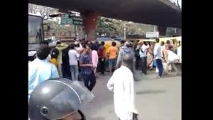  Viral Video: రోడ్డుపై నోట్లు.. పట్టుకున్నోళ్లకు పట్టుకున్నంతా.. వీడియో వైరల్