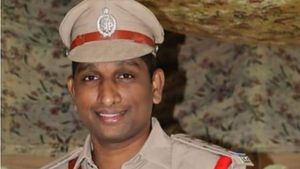 ఎన్నారైని మోసం చేసిన అంబర్‌పేట సీఐ సుధాకర్ అరెస్ట్: లంచం తీసుకుంటూ ఎస్ఐ