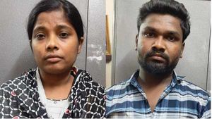 Wife: లవ్ మ్యారేజ్, నిద్రపోతున్న భర్త ?, కుర్రాడు బాబోయ్ గుర్రమెక్కినాడే అంటూ, 10 ఏళ్లు చిన్నోడిడో ? 