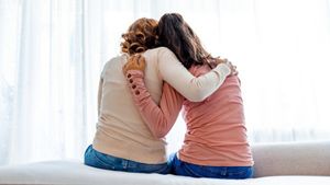 Sisters: ఒకేసారి ముగ్గురు అక్కాచెల్లెళ్లు ?, అందమైన అమ్మాయిల శవాలు కుళ్లిపోయి, షాక్ !