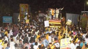  రోడ్లపై బహిరంగ సభలు, ర్యాలీల నిషేధంపై ఏపీ హైకోర్టులో..!!