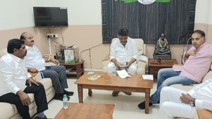 పీసీసీ చీఫ్‌తో బీజేపీ మాజీ మంత్రి భేటీ: ఏం జరుగుతోంది..!!