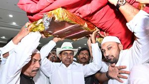 అజ్మీర్ దర్గాకు చాదర్ సమర్పించిన సీఎం KCR