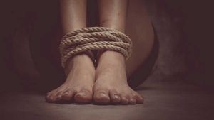 sister: శాడిస్టు సిస్టర్, కోట్ల రూపాయల ఆస్తి, అన్నను కిడ్నాప్ చేసి ఏం చేసిందంటే?, ఆంటీ కొడుకు! 