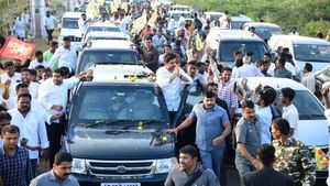 లోకేశ్ కు 200 మంది ప్రైవేటు బౌన్సర్లు - అనుక్షణం 400 వాలంటీర్లు..!!