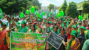 మళ్లీ మొదలైన అమరావతి పాదయాత్ర ? వారం క్రితమే రహస్యంగా ! ఈసారి వన్ మ్యాన్ షోగా..!