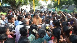పుంగనూరులో రాళ్ల దాడి-  మంత్రి పెద్దిరెడ్డి