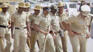 Home Minister: హోమ్ మంత్రి ఇంటి ముందు డ్యూటీలో ఉన్న పోలీసు ఏం చేశాడంటే ?, దెబ్బకు ! 