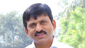 పొంగులేటి నిర్ణయం మారిందా - ఆ నేత ఎంట్రీతో కొత్త ట్విస్ట్..!?