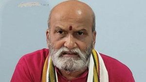 మహిళల రక్షణ కోసం ఇంట్లో కత్తులు సిద్ధం చేసుకోండి: ప్రమోద్ ముతాలిక్