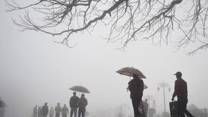 Weather Report: హైదరాబాద్‍లో ఒక్కసారిగా మారిన వాతావరణం.. ఓ వైపు చలి.. మరోవైపు వాన..