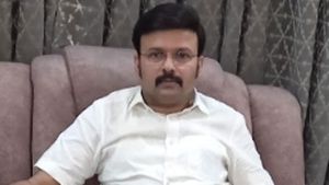 Wife: రెండో భార్య, మరదలితో మాజీ ఐఏఎస్ రొమాన్స్ ?, సార్ ల్యాప్ టాప్ లో సీక్రేట్స్, భార్య ఏం చేసింది?  