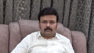 Santro Ravi: పోలీసు కొడుకు, చేసేది ఏం పని ?, రాష్ట్రాన్ని గడగడలాడించేశాడు, ఎవడు వీడు ? 