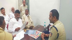 Leader: పోలీస్ స్టేషన్ కు వెళ్లిన మాజీ సీఎం, ఎవరి మీద కేసు పెట్టారో తెలుసా, ఎందుకు సీరియస్? 