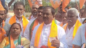 కత్తులు పదునెక్కుతాయి - సోము వీర్రాజు సంచలనం : పవన్ టీడీపీ పొత్తు వేళ..!!