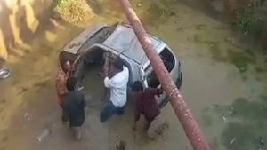 ఘోర ప్రమాదం: గుంతలో పడిన కారు, ఒకే కుటుంబంలో ఐదుగురు మృతి 