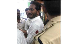 ఏపీలో కోడి కత్తి మరణాల కలకలం ! జగన్ పై దాడి కేసులో ఎన్ఐఏ కోర్టు విచారణ వేళ.. !