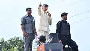 వైసీపీకో రూలు, మాకో రూలా ? జనం తిరగబడే పరిస్ధితి తెచ్చుకోవద్దు-కుప్పంలో చంద్రబాబు ఫైర్..!