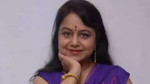 actress: నటి అని రెచ్చిపోయింది ?, మేడమ్ అరెస్టుకు లుక్ ఔట్ నోటీసులు జారీ, దెబ్బకు ?