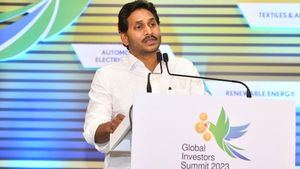 vizag: వైజాగ్ ఇన్వెస్ట్ మెంట్ సమ్మిట్ కు CM ఆహ్వానం.. సమస్యల పరిష్కారానికి ఫోన్ కాల్ దూరంలో ఉన్నట్లు వెల్లడి