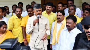  పోలీసులపై చంద్రబాబు వివాదాస్పద వ్యాఖ్యలు- గవర్నర్ జోక్యం చేసుకోవాలి..!!