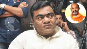 బండి సంజయ్ ఎవడ్రా! నువ్వెంత.. నీ బతుకెంత?: బీజేపీ కార్యకర్తపై బాబు మోహన్ బూతులు