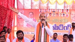 సారీ చెప్పాలి: రాజీనామా చేసే దమ్ముందా? అంటూ కేసీఆర్‌కు బండి సంజయ్ సవాల్