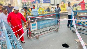 హైదరాబాద్‌లో కుంగిన రోడ్డు: రద్దీగా ఉండే రహదారిలో 20 అడుగుల గుంత!