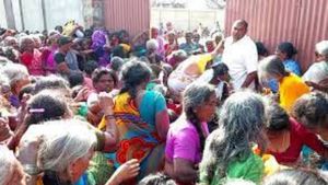 free sarees: ఉచిత చీరల కేసులో సీఎం సీరియస్, దెబ్బకు ఓనర్ అందర్, అనుమతి లేదు ! 