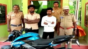 girlfriend: ప్రేమికుల రోజు ఎంతపని జరిగింది ?, గర్ల్ ఫ్రెండ్ కోసం మేకతో జంప్, ఇంజనీరింగ్ స్టూడెంట్ కథ! 
