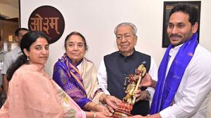 గవర్నర్ హరిచందన్ కు ఏపీ ఘన వీడ్కోలు- ఆకాశానికెత్తేసిన జగన్-మర్చిపోలేనన్న హరిచందన్ 