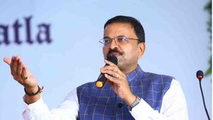 రాజధాని మార్పు - రద్దు చేయటం ఉత్తమం: అలా  చేస్తే పార్టీలో చేరుతా - మాజీ జేడీ..!!
