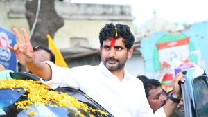 జగన్ ను దాటేస్తున్న లోకేష్ - చంద్రబాబుకు కొత్త టెన్షన్..!!