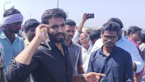 రాజమండ్రి ఎంపీ భరత్ చాకచక్యం- గోదావరిలో దూకబోయిన యువకుడిని రక్షించిన వైనం..