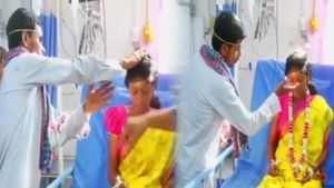 ఆసుపత్రిలో బెడ్ పై ఉన్న వధువుకు  తాళి కట్టిన వరుడు
