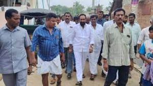 TDP నాయకుణ్ని రోడ్డుపై పరిగెత్తించి.. పరిగెత్తించి కొట్టారు!!