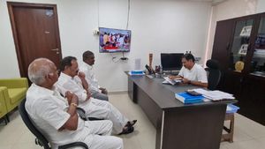 ఎమ్మెల్సీ పోరులో వైసీపీకి సాయం ! ఏయూ వీసీ, కడప ఆర్జేడీపై ఈసీకి టీడీపీ ఫిర్యాదు..