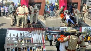 వరంగల్ పీజీ వైద్యవిద్యార్థిని ఆరోగ్యం విషమం; కేఎంసీ ముందు విద్యార్ధిసంఘాల ఆందోళనతో ఉద్రిక్తత!!