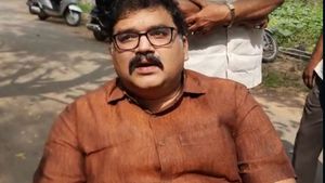 టీడీపీ నేత పట్టాభిరామ్ కిడ్నాప్: భార్య ఆందోళన: డీజీపీకి చంద్రబాబు లేఖ..!!