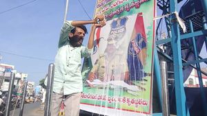 ఆ పోలీస్ కమీషనర్ కు పాలాభిషేకం: సూపర్ పోలీస్ అంటూ ప్రజాభిమానం!! 