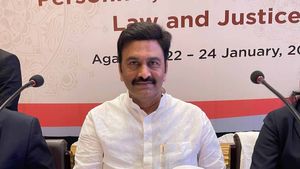 రఘురామ వ్యాజ్యంలో సీబీఐ -కేంద్రానికి హైకోర్టు నోటీసులు..!!