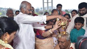  అన్నపై సూపర్ స్టార్ రజనీకాంత్ ప్రేమ.. బంగారు నాణేలతో అభిషేకించిన తలైవా!!